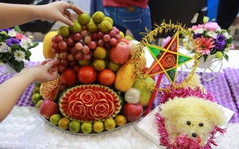 Mâm cỗ trông trăng đẹp mắt với đèn lồng và bánh trung thu