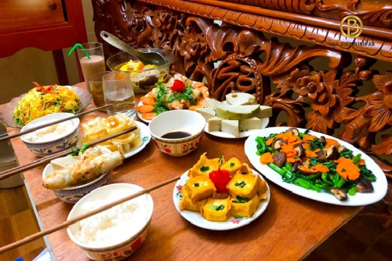 Mâm cơm chay cúng cho người mới mất, thể hiện ý nghĩa tâm linh và báo hiếu