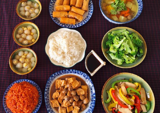 Mâm cơm chay cúng rằm tháng Giêng đầy đặn với xôi gấc và nem chay
