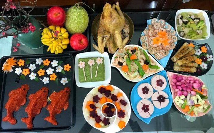Mâm cơm cúng ông Táo thịnh soạn với 10 món truyền thống được bày trí công phu, chuẩn bị cho ngày 23 tháng Chạp