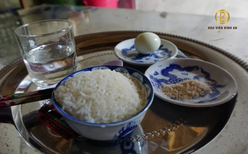 Mâm cơm cúng với các món ăn truyền thống, tuân thủ những lưu ý quan trọng