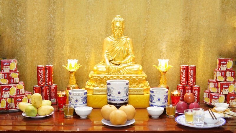 Mâm cúng bao sái bàn thờ trang trọng với xôi, thịt, trái cây và chén trà