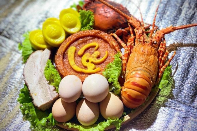 Mâm cúng bộ tam sên với các lễ vật cơ bản dâng Thần Tài Thổ Địa