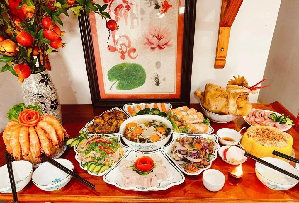 Mâm cúng chay đơn giản nhưng đầy đủ, thể hiện lòng thành kính trong dịp lễ cúng Tết Thanh Minh.