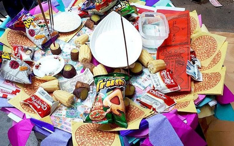 Mâm cúng chúng sinh ngoài trời trong lễ cúng rằm tháng 7 âm lịch với cháo, bỏng, kẹo
