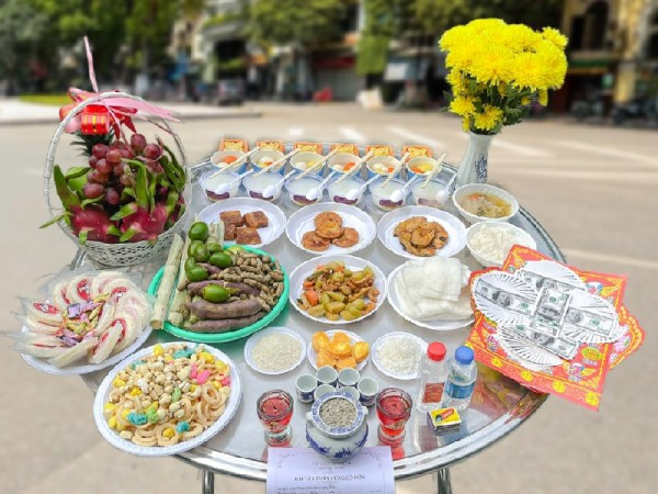 Mâm cúng cô hồn ngoài trời với lễ vật đầy đủ