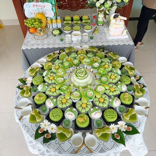 Mâm cúng đầy tháng đầy đủ lễ vật cho bé trai, thể hiện sự chu đáo