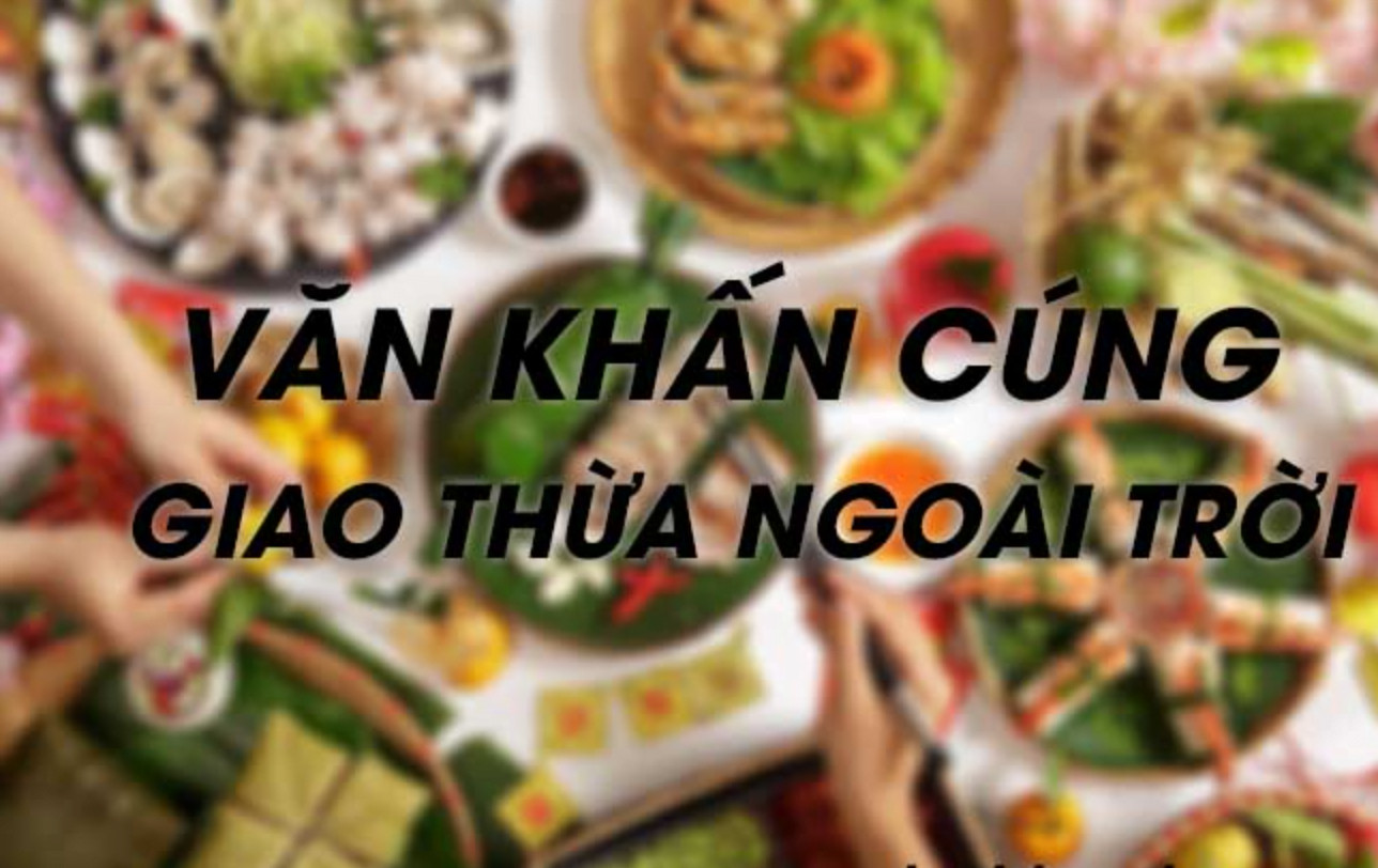 Mâm cúng đêm giao thừa ngoài trời với nến và hương