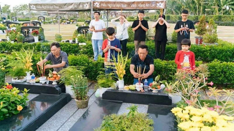 Mâm cúng đơn giản tại mộ phần trong lễ tảo mộ Thanh Minh