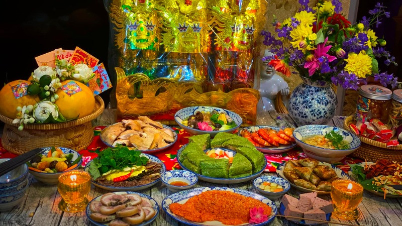 Mâm cúng đón ông Táo về nhà với xôi, gà, trái cây và các lễ vật truyền thống