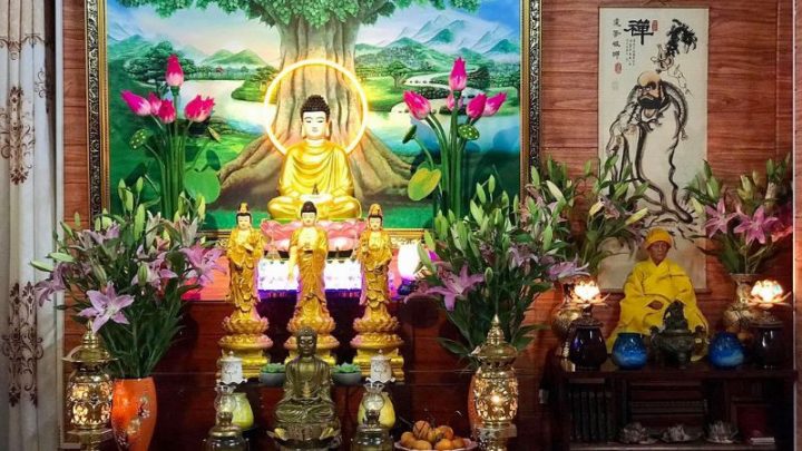 Mâm cúng dường Tam Bảo với lễ vật thanh tịnh tại chùa