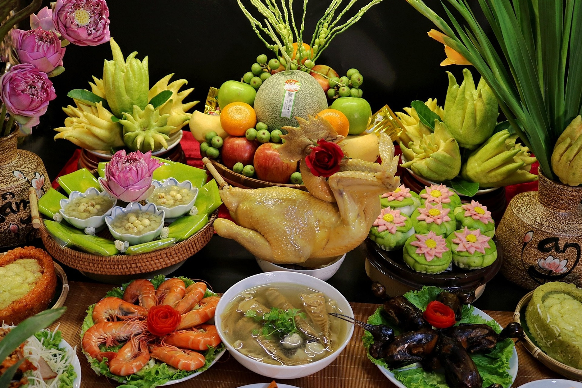 Mâm cúng gia tiên đầy đủ lễ vật trên bàn thờ ngày cúng Rằm tháng 7