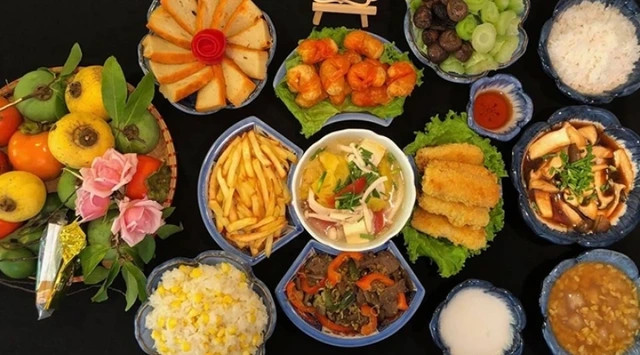 Mâm cúng gia tiên đầy đủ thể hiện lòng thành kính