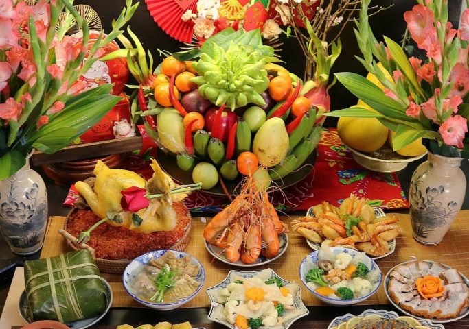 Mâm cúng gia tiên đầy đủ và trang trọng ngày mùng 1