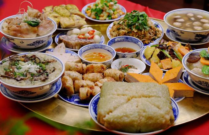 Mâm cúng giao thừa ngoài trời thịnh soạn với hương hoa, quả phẩm, thể hiện lòng thành kính