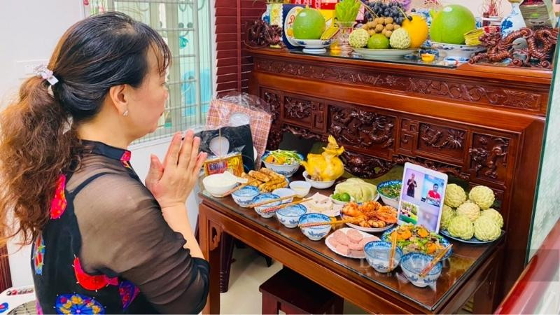 Mâm cúng giỗ hết mẹ tại gia với đầy đủ lễ vật, hương và nến