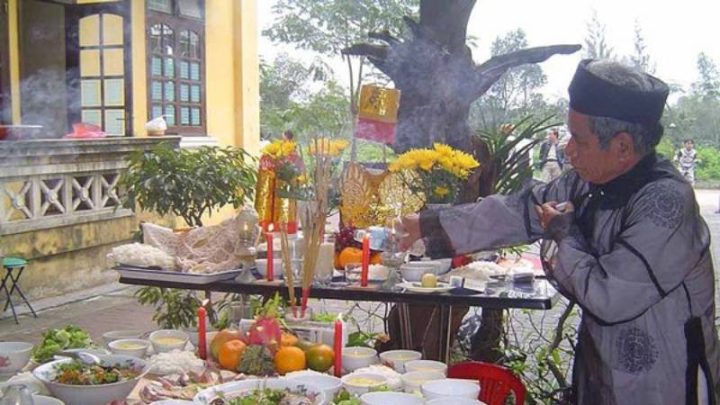 Mâm cúng hóa vàng mùng 3 Tết với đầy đủ lễ vật