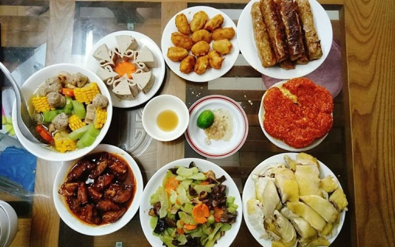 Mâm cúng mặn truyền thống dành cho gia tiên vào lễ cúng rằm tháng 7 âm lịch