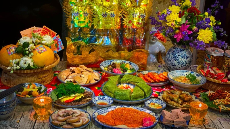 Mâm cúng ông Táo đầy đủ lễ vật với xôi gà, trái cây và cá chép tiễn đưa