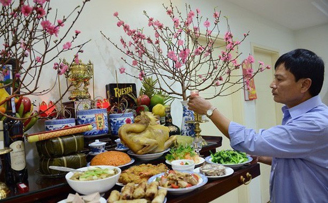 Mâm cúng ông táo đơn giản với xôi gà và trái cây