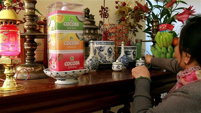 Mâm cúng rằm mùng 1 với hương, hoa, trái cây và xôi chè