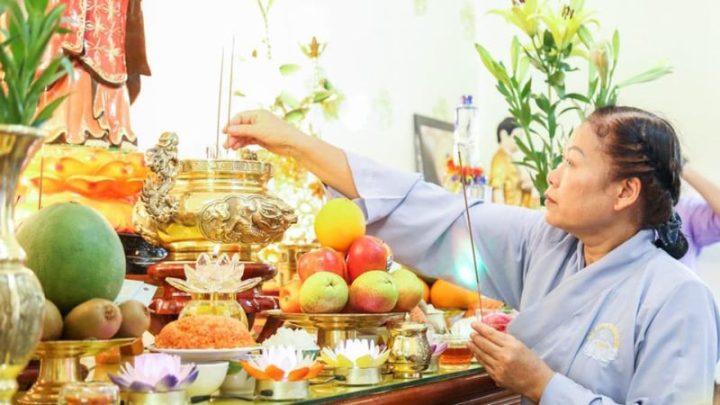 Mâm cúng rằm tháng 5 với các lễ vật truyền thống bao gồm hoa quả, hương nhang và xôi chè