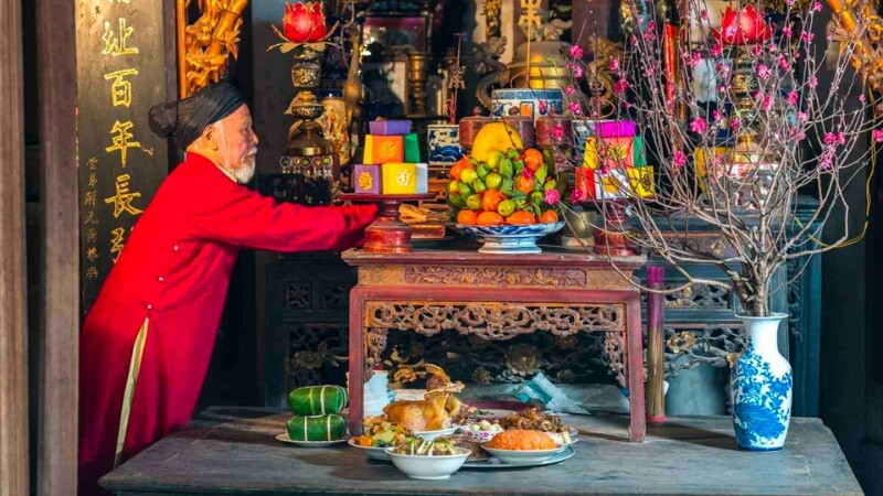 Mâm cúng tất niên 30 Tết truyền thống với hương hoa, trái cây và xôi gà