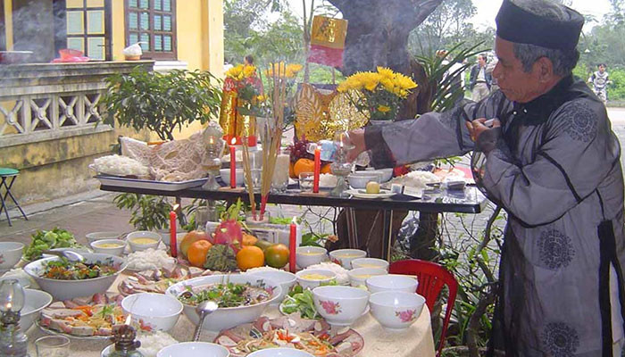 mâm cúng tất niên rước ông bà về ăn Tết với hoa quả và bánh kẹo