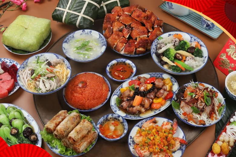 Mâm cúng tất niên trong nhà đầy đủ lễ vật truyền thống