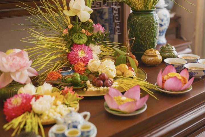 Mâm cúng Tết Đoan Ngọ truyền thống với hoa quả, bánh tro và rượu nếp
