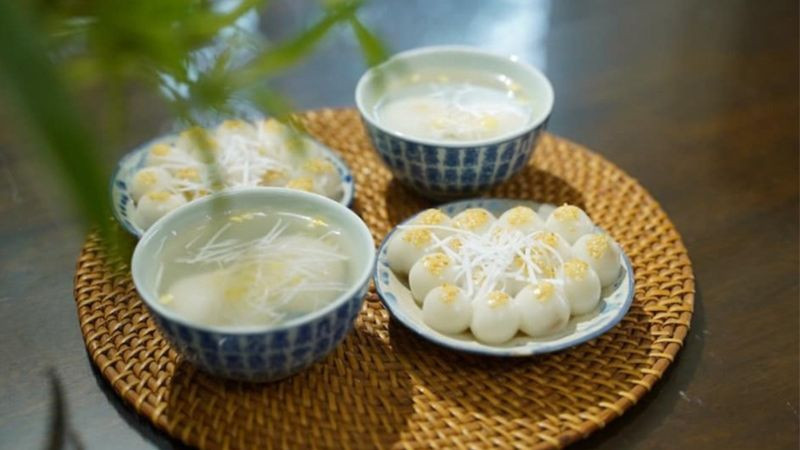Mâm cúng Tết Hàn thực truyền thống với bánh trôi, bánh chay và hoa quả
