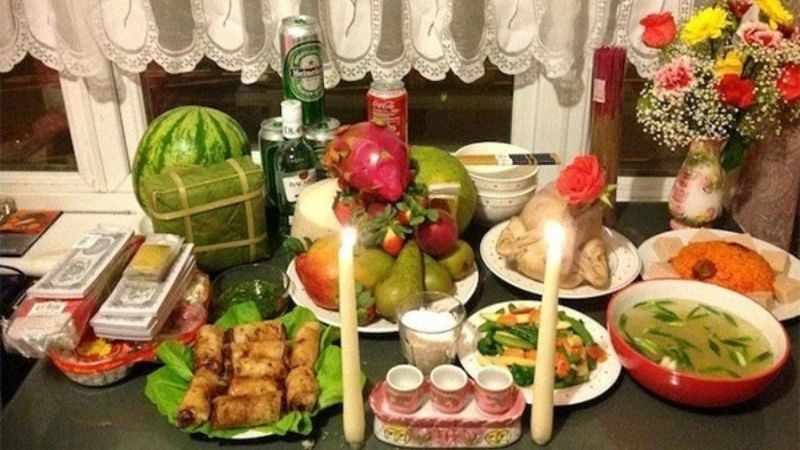 Mâm cúng thanh minh đầy đủ lễ vật trên bàn thờ gia tiên