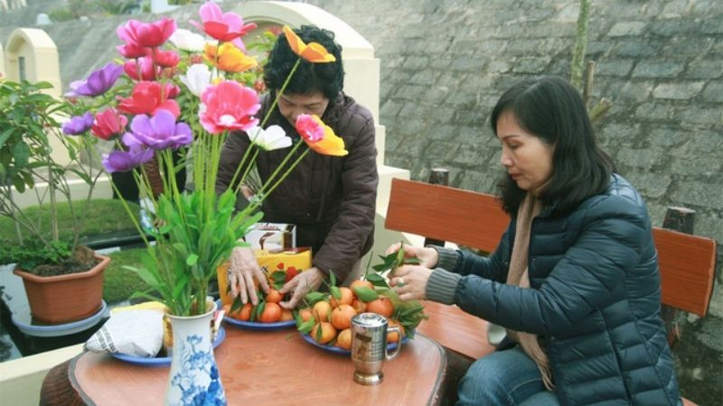 Mâm cúng Thanh Minh ngoài mộ với đầy đủ lễ vật trang trọng