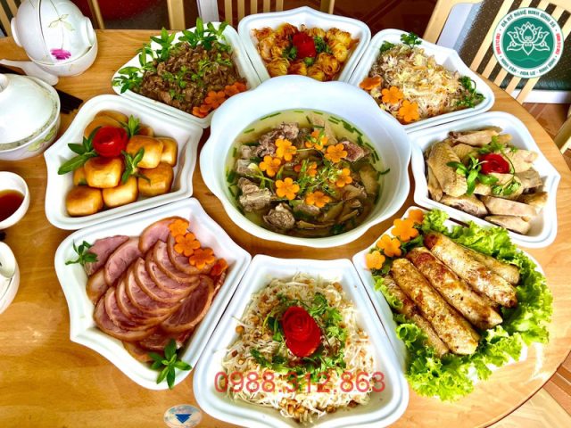 Mâm cúng tưởng nhớ trong lễ cúng 100 ngày tại gia đình Việt