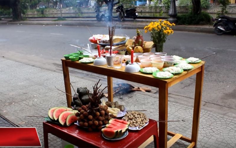 Mâm cúng vong linh và nghi thức cúng ngoài trời vào lễ cúng rằm tháng 7 âm lịch