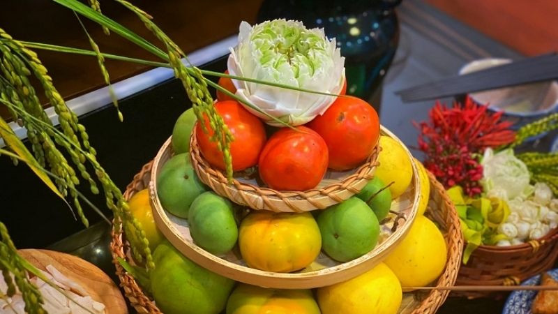 Mâm hoa quả cúng Rằm tháng 7 được bày trí đẹp mắt và trang trọng theo phong thủy.