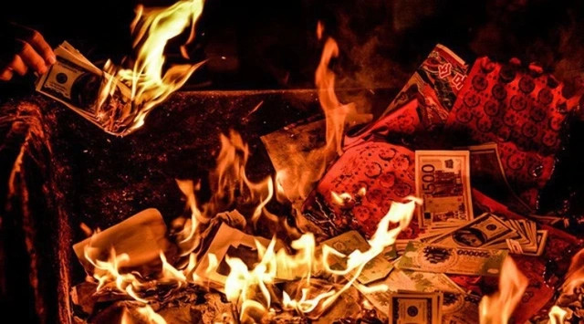 Mâm lễ chuẩn bị cho văn khấn cúng rằm tháng 7 với tiền vàng, quần áo giấy