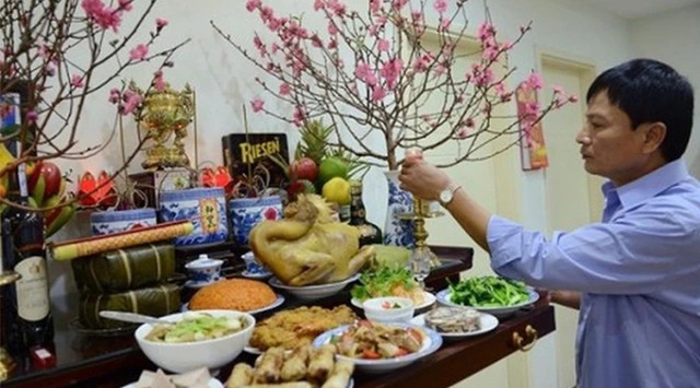 Mâm lễ cúng giao thừa ngoài trời tươm tất, chuẩn bị chu đáo
