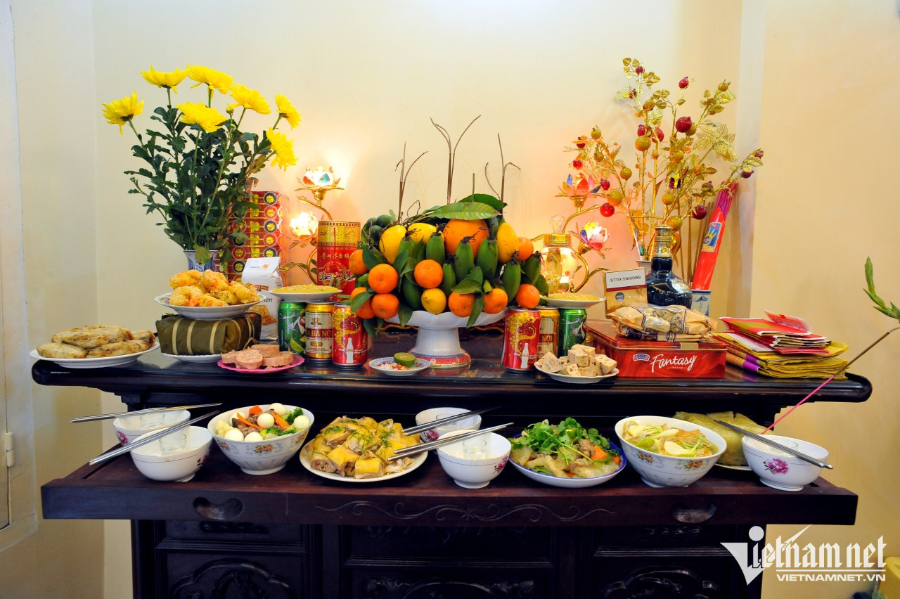 Mâm lễ cúng giao thừa trong nhà với hương hoa, trái cây, xôi gà thể hiện lòng thành kính.