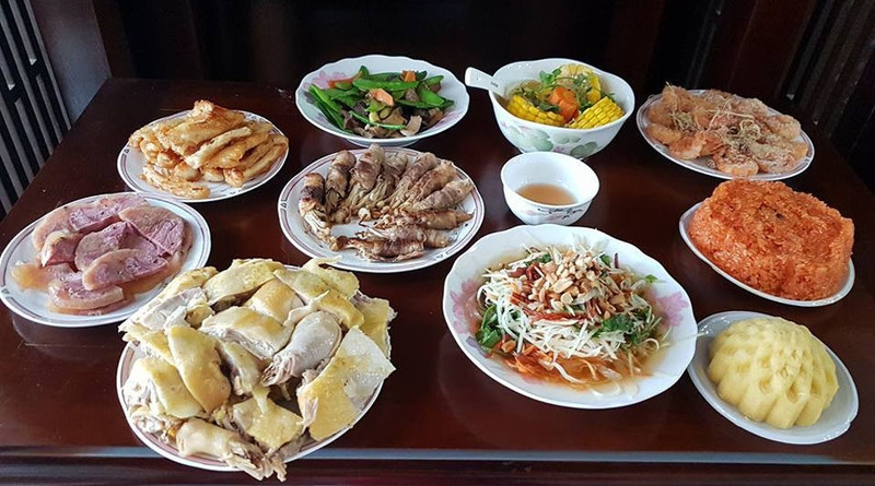 mâm lễ vật cúng rằm tháng giêng ngoài trời trang trọng