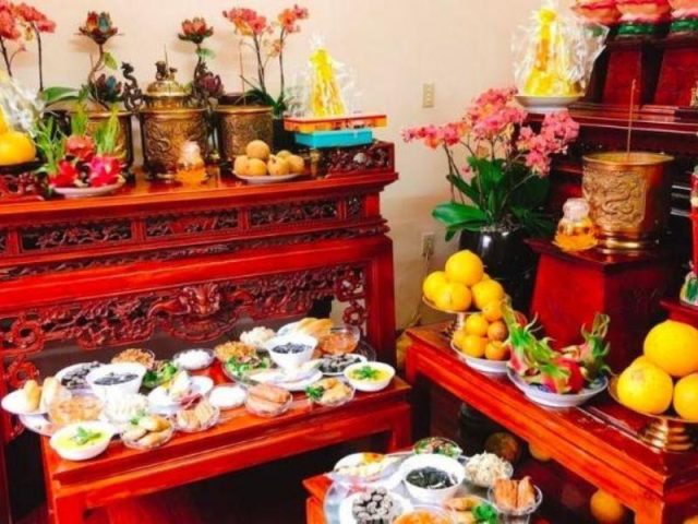 Mâm lễ vật cúng tạ ơn bao gồm hương, hoa, rượu và trái cây cho nghi thức hạ lễ