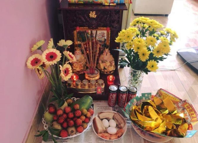 Mâm lễ vật cúng Thần Tài Thổ Địa đầy đặn, chu đáo thể hiện lòng thành kính trong nghi thức văn khấn thần linh thổ địa tại nhà