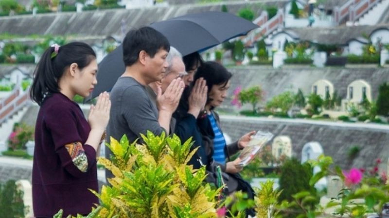 Mâm lễ vật cúng thanh minh tại khu mộ phần, thể hiện lòng thành kính