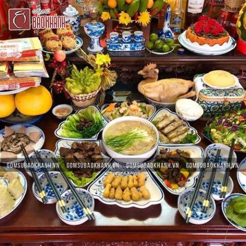 Mâm lễ vật cúng tươm tất cho nghi thức thay bát hương mới