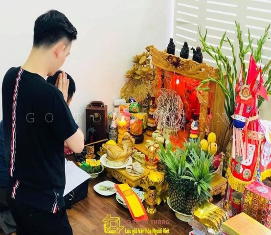 Mâm lễ vật trang trọng cho văn khấn Thổ Công ngày mùng 1 với hương, hoa và rượu