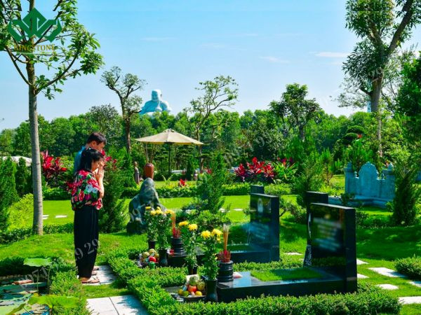 Mâm lễ vật trang trọng để văn khấn quan thần linh ngoài nghĩa trang