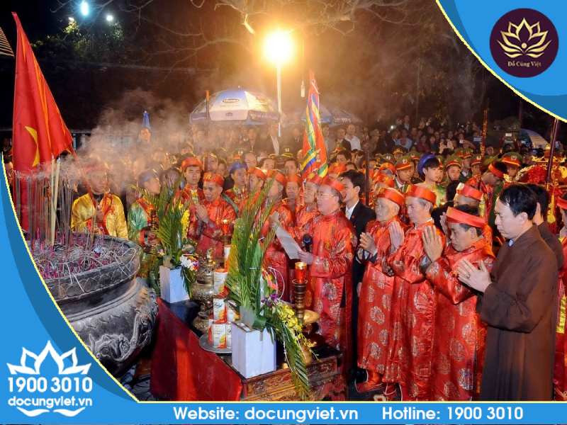Mâm lễ vật trang trọng với hoa quả, nhang đèn được chuẩn bị chu đáo để dâng lên thần linh tại đền phủ