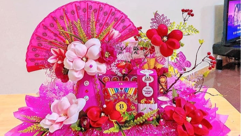 Mâm lễ vật trang trọng với hoa tươi, trái cây, nhang đèn được chuẩn bị cúng Cô Chín Giếng.