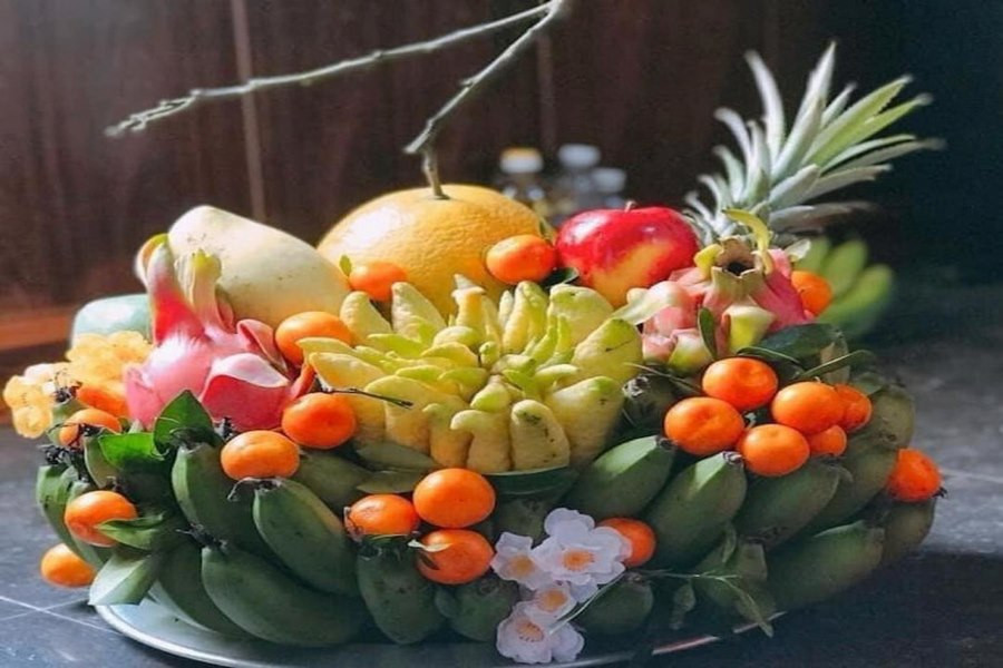 Mâm ngũ quả đặc trưng miền Bắc với bưởi, chuối, cam, hồng, táo dâng cúng Ông Địa.