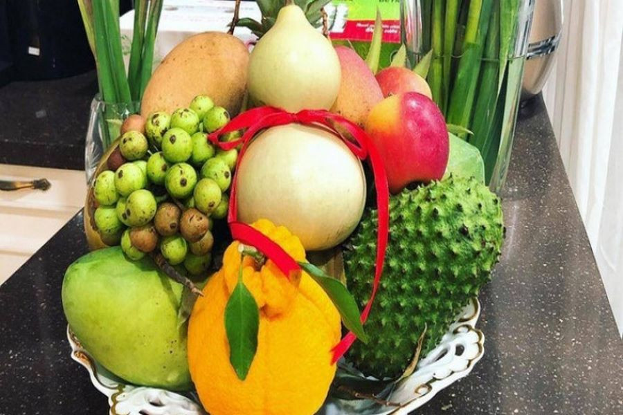 Mâm ngũ quả miền Nam với mãng cầu, dừa, đu đủ, xoài, sung, cúng ông địa nên cúng trái cây gì để cầu phúc.